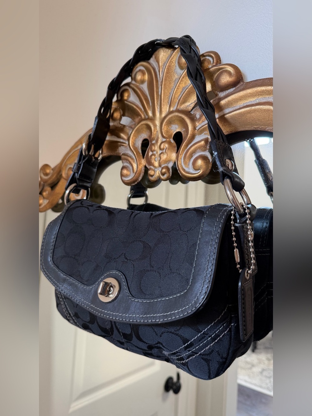 Vintage Coach Chelsea Signature Bag in black Turn lock /silver Hardware